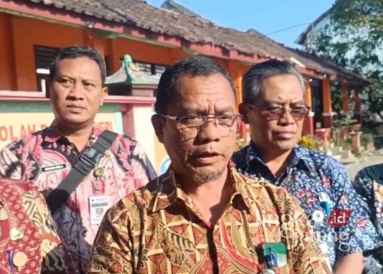 Kepala Dinas Pendidikan Provinsi Jawa Tengah, Sadimin diwawancara wartawan usai meninjau kondisi SD Negeri Tanggirejo, Kecamatan Tegowanu, Kabupaten Grobogan,  Jumat, 24 Juli 2026. (Ahmad Abror/Lingkarjateng.id)