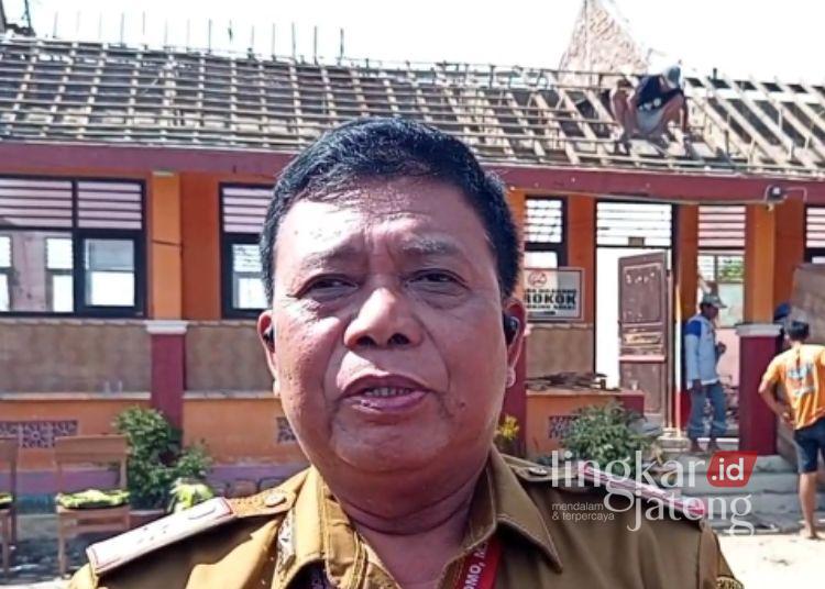 Kepala Dinas Pendidikan Kabupaten Grobogan, Purnyomo saat meninjau SDN Tanggirejo, Senin, 27 Juli 2026. (Ahmad Abror/Lingkarjateng.id)