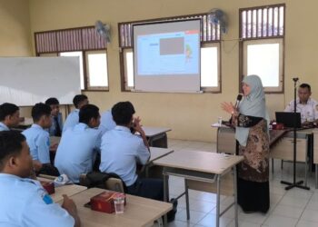 Anggota Komisi E DPRD Jawa Tengah, Ida Nurul Farida memberikan sosialisasi kesehatan jiwa di SMK Negeri 1 Jambu, Kabupaten Semarang. (Dok. Pribadi/Lingkarjateng.id)