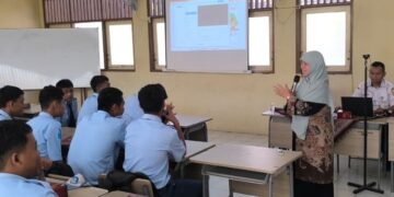 Anggota Komisi E DPRD Jawa Tengah, Ida Nurul Farida memberikan sosialisasi kesehatan jiwa di SMK Negeri 1 Jambu, Kabupaten Semarang. (Dok. Pribadi/Lingkarjateng.id)
