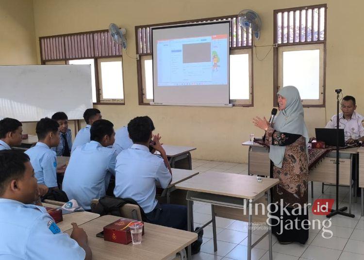 Anggota Komisi E DPRD Jawa Tengah, Ida Nurul Farida memberikan sosialisasi kesehatan jiwa di SMK Negeri 1 Jambu, Kabupaten Semarang. (Dok. Pribadi/Lingkarjateng.id)