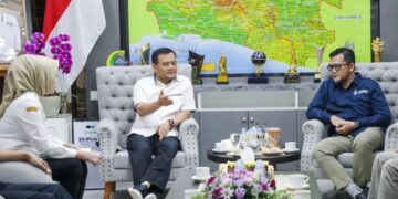 Gubernur Jateng Dorong Industri AMDK Perkuat Program Konservasi Melalui CSR 16 Gubernur Jawa Tengah, Ahmad Luthfi saat audiensi dengan Asosiasi Pengusaha Air Minum Dalam Kemasan Nusantara (Amdatara) Jawa Tengah-DIY di Kantor Gubernur Jateng pada Rabu, 1 Juli 2026. (Dok. Pemprov Jateng/Lingkarjateng.id)