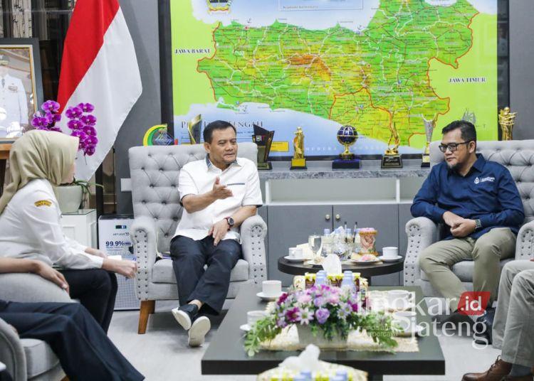 Gubernur Jateng Dorong Industri AMDK Perkuat Program Konservasi Melalui CSR 25 Gubernur Jawa Tengah, Ahmad Luthfi saat audiensi dengan Asosiasi Pengusaha Air Minum Dalam Kemasan Nusantara (Amdatara) Jawa Tengah-DIY di Kantor Gubernur Jateng pada Rabu, 1 Juli 2026. (Dok. Pemprov Jateng/Lingkarjateng.id)
