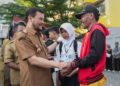 Gubernur Jawa Tengah Ahmad Luthfi berbincang dengan orang tua dan siswa penerima manfaat Program Sekolah Kemitraan Pemprov Jateng di SMA Laboratorium UPGRIS, Kota Semarang, Senin, 13 Juli 2026. (Dok. for Lingkarjateng.id)