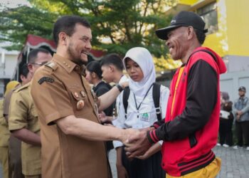 Gubernur Jawa Tengah Ahmad Luthfi berbincang dengan orang tua dan siswa penerima manfaat Program Sekolah Kemitraan Pemprov Jateng di SMA Laboratorium UPGRIS, Kota Semarang, Senin, 13 Juli 2026. (Dok. for Lingkarjateng.id)