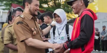 Gubernur Jawa Tengah Ahmad Luthfi berbincang dengan orang tua dan siswa penerima manfaat Program Sekolah Kemitraan Pemprov Jateng di SMA Laboratorium UPGRIS, Kota Semarang, Senin, 13 Juli 2026. (Dok. for Lingkarjateng.id)