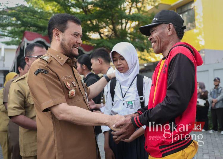 Sekolah Kemitraan Jateng Jadi Solusi Nyata bagi Anak Keluarga Prasejahtera 25 Gubernur Jawa Tengah Ahmad Luthfi berbincang dengan orang tua dan siswa penerima manfaat Program Sekolah Kemitraan Pemprov Jateng di SMA Laboratorium UPGRIS, Kota Semarang, Senin, 13 Juli 2026. (Dok. for Lingkarjateng.id)