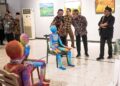 Pasar Raya Jateng 2026 Resmi Dibuka, Sekda Sumarno Ajak Masyarakat Lestarikan Budaya 31 Sekretaris Daerah Provinsi Jawa Tengah Sumarno melihat karya seni yang ditampilkan di Pasar Rakyat dan Budaya (Pasar Raya) Jawa Tengah 2026, Kota Solo pada Senin, 20 Juli 2026. (Dok. for Lingkarjateng.id)