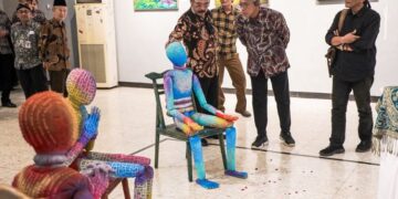 Pasar Raya Jateng 2026 Resmi Dibuka, Sekda Sumarno Ajak Masyarakat Lestarikan Budaya 16 Sekretaris Daerah Provinsi Jawa Tengah Sumarno melihat karya seni yang ditampilkan di Pasar Rakyat dan Budaya (Pasar Raya) Jawa Tengah 2026, Kota Solo pada Senin, 20 Juli 2026. (Dok. for Lingkarjateng.id)