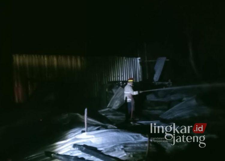 Kandang Ayam Broiler di Keling Jepara Terbakar, Pemilik Rugi Rp300 Juta 25 Petugas pemadam kebakaran berupaya memadamkan kebakaran kandang ayam broiler di Desa Kunir, Kecamatan Keling, Kabupaten Jepara, Senin, 6 Juli 2026. (Dok. for Lingkarjateng.id)
