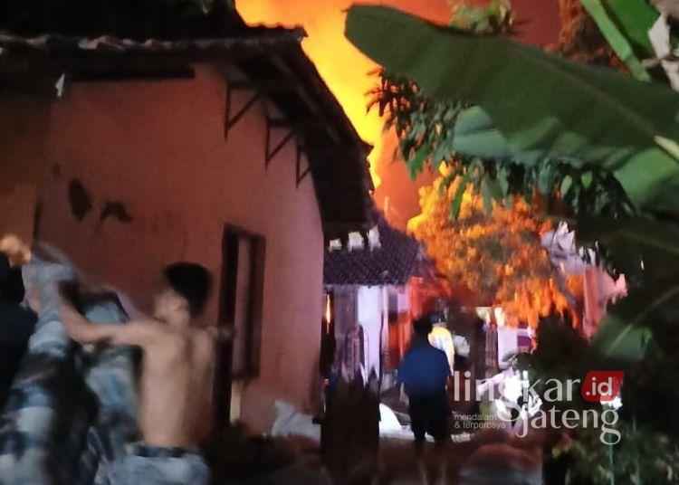 Warga berupaya memadamkan api yang membakar rumah di Desa Blimbingrejo, Kecamatan Nalumsari, Kabupaten Jepara. (Dok. Pribadi/Lingkarjateng.id)
