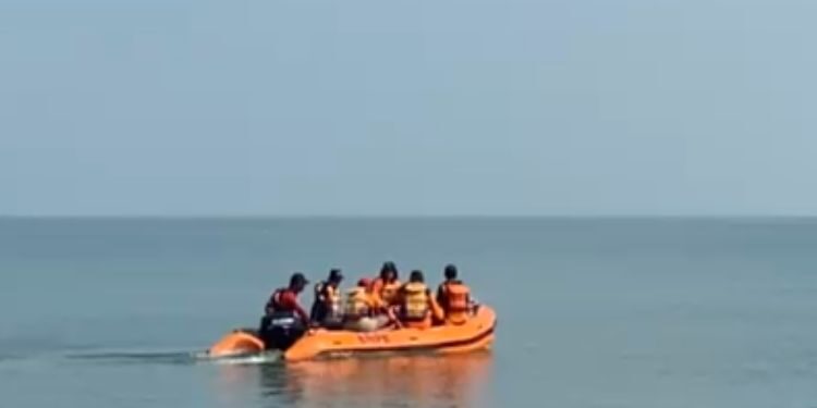 Proses pencarian nelayan hilang di perairan Bondo, Kecamatan Bangsri, Kabupaten Jepara. (Dok. Pribadi/Lingkarjateng.id)