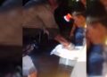 Mayat Bayi Laki-laki Ditemukan Mengapung di Sungai Kaligede Jepara 31 Petugas kepolisian mengevakuasi mayat bayi laki-laki yang ditemukan mengapung di i Sungai Kaligede, Dukuh Bumiharjo, Desa Clering, Kecamatan Donorojo, Kabupaten Jepara pada Kamis, 9 Juli 2026 malam. (Dok. Pribadi/Lingkarjateng.id)