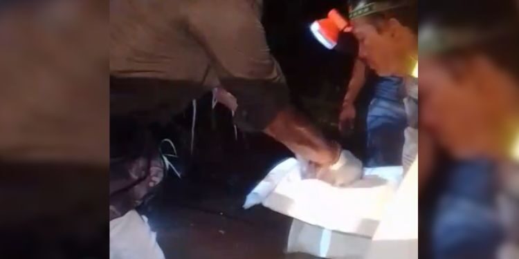 Petugas kepolisian mengevakuasi mayat bayi laki-laki yang ditemukan mengapung di i Sungai Kaligede, Dukuh Bumiharjo, Desa Clering, Kecamatan Donorojo, Kabupaten Jepara pada Kamis, 9 Juli 2026 malam. (Dok. Pribadi/Lingkarjateng.id)