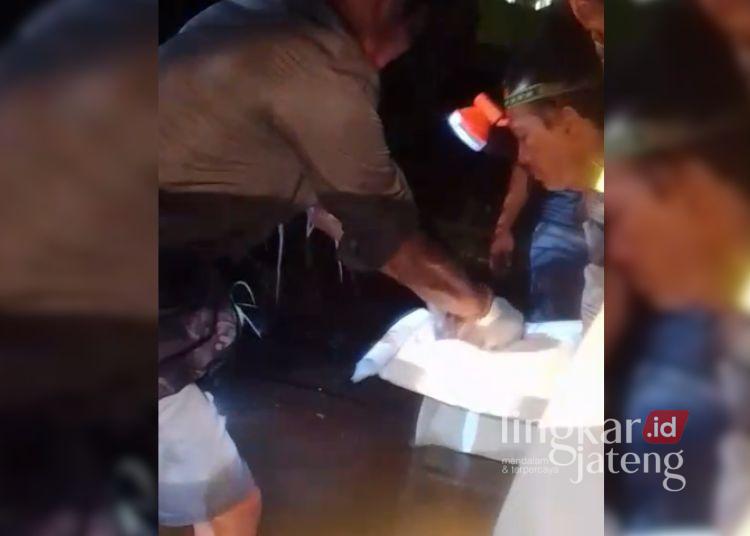 Mayat Bayi Laki-laki Ditemukan Mengapung di Sungai Kaligede Jepara 25 Petugas kepolisian mengevakuasi mayat bayi laki-laki yang ditemukan mengapung di i Sungai Kaligede, Dukuh Bumiharjo, Desa Clering, Kecamatan Donorojo, Kabupaten Jepara pada Kamis, 9 Juli 2026 malam. (Dok. Pribadi/Lingkarjateng.id)