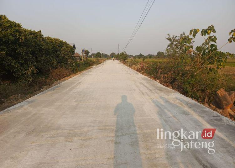 Jalan Gidanglo–Guwosobokerto di Kecamatan Welahan, Kabupaten Jepara terlihat mulai mulus yang dibangun dengan beton. (Dok. for Lingkarjateng.id)