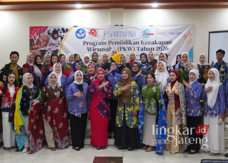 Dekranasda Jepara Cetak Wirausahawan Muda Kreatif Lewat Program PKW 2026 25 Ketua Dekranasda Kabupaten Jepara Hj. Laila Saidah Witiarso dan Wakil Ketua Dekranasda Inez Hajar foto bersama peserta Program Pendidikan Kecakapan Wirausaha (PKW) Tahun 2026 dalam acara penutupan di Gedung Galeri Dekranasda Kabupaten Jepara, Senin, 20 Juli 2026. (Dok. for Lingkarjateng.id)