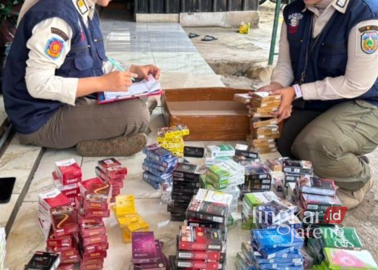 Belasan Ribu Batang Rokok Ilegal Disita di Jepara, Mayoritas dari Wedelan Bangsri 25 Tim gabungan lintas sektoral Kabupaten Jepara menyita rokok ilegal berbagai merek dari sebuah toko, Rabu, 29 Juli 2026. (Dok. Pemkab Jepara/Lingkarjateng.id)