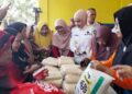 Warga Serbu Gerakan Pangan Murah di Brangsong Kendal, Sembako Dijual Harga Bawah Pasar 33 Bupati Kendal, Dyah Kartika Permanasari turun langsung meninjau pelaksanaan GPM di PKBM Wiyata Mulya Brangsong, Rabu 1 Juli 2026. (Anik Kustiani/Lingkarjateng.id)