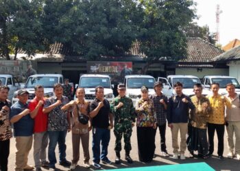 Bupati Kendal Dyah Kartika Permanasari foto bersama Dandim 0715/Kendal Letkol Inf Ade Sohali dan jajaran saat penyerahan secara simbolis armada pick up Koperasi Merah Putih, Kamis, 2 Juli 2026. (Anik Kustiani/Lingkarjateng.id)