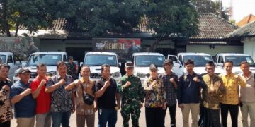 Bupati Kendal Dyah Kartika Permanasari foto bersama Dandim 0715/Kendal Letkol Inf Ade Sohali dan jajaran saat penyerahan secara simbolis armada pick up Koperasi Merah Putih, Kamis, 2 Juli 2026. (Anik Kustiani/Lingkarjateng.id)
