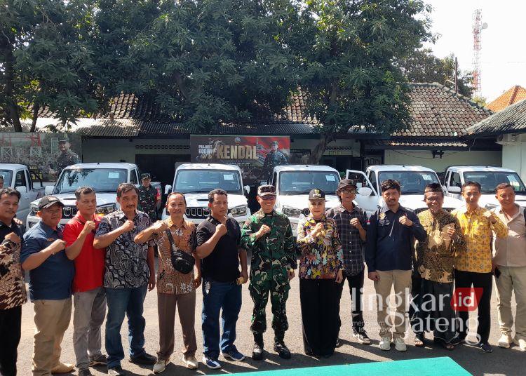 30 Armada Pick Up Koperasi Merah Putih Disalurkan di Kendal 25 Bupati Kendal Dyah Kartika Permanasari foto bersama Dandim 0715/Kendal Letkol Inf Ade Sohali dan jajaran saat penyerahan secara simbolis armada pick up Koperasi Merah Putih, Kamis, 2 Juli 2026. (Anik Kustiani/Lingkarjateng.id)