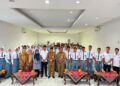 Kepala Badan Kesbangpol Kabupaten Kendal, Alfebian Yulando foto bersama pelatih dan calon Paskibraka Kendal saat kegiatan rakor. (Dok. Pribadi/Lingkarjateng.id)