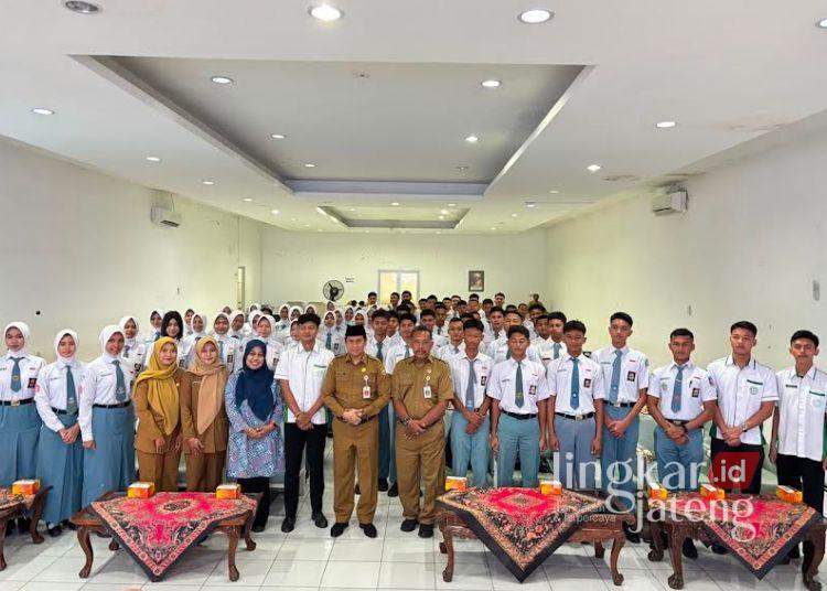 Kesbangpol Kendal Bekali Calon Paskibraka Jelang Pemusatan Latihan 25 Kepala Badan Kesbangpol Kabupaten Kendal, Alfebian Yulando foto bersama pelatih dan calon Paskibraka Kendal saat kegiatan rakor. (Dok. Pribadi/Lingkarjateng.id)