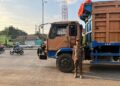 Petugas Satpol PP Kendal saat menertibkan kendaraan parkir liar di perbatasan Kendal-Kota Semarang, Kecamatan Kaliwungu. (Dok. Pribadi/Lingkarjateng.id)