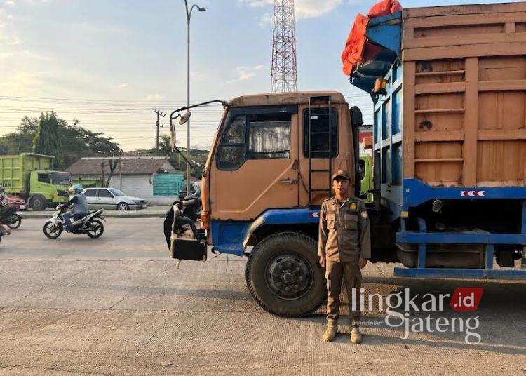 Petugas Satpol PP Kendal saat menertibkan kendaraan parkir liar di perbatasan Kendal-Kota Semarang, Kecamatan Kaliwungu. (Dok. Pribadi/Lingkarjateng.id)