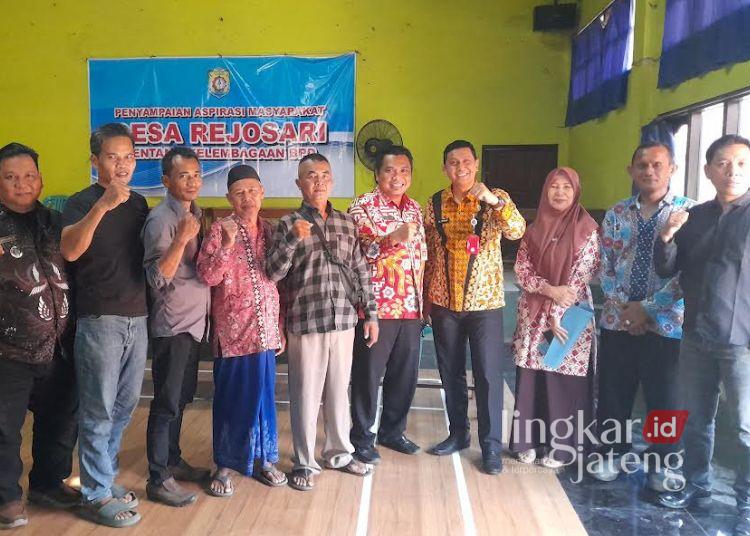 Kepala Badan Kesatuan Bangsa dan Politik (Kesbangpol) Kendal, Alfebian Yulando (empat dari kiri) hadir mendengarkan aspirasi warga saat musyawarah menyelesaikan permasalahan Badan Permusyawaratan Desa (BPD) Rejosari, Kamis, 9 Juli 2026. (Anik Kustiani/Lingkarjateng.id)