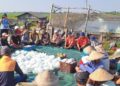 Kepala Dinas Kelautan dan Perikanan (DKP) Kabupaten Kendal, Hudi Sambodo memimpin doa bersama sebagai tanda dimulainya pengerjaan program Pengelolaan Irigasi Tambak Partisipatif (PITAP) mulai dilaksanakan di Desa Kalirejo, Kecamatan Kangkung, Kabupaten Kendal, Selasa 14 Juli 2026. (Dok. Pribadi/Lingkarjateng.id)