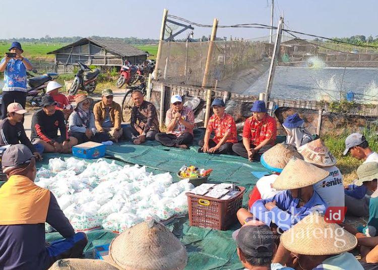 Kepala Dinas Kelautan dan Perikanan (DKP) Kabupaten Kendal, Hudi Sambodo memimpin doa bersama sebagai tanda dimulainya pengerjaan program Pengelolaan Irigasi Tambak Partisipatif (PITAP) mulai dilaksanakan di Desa Kalirejo, Kecamatan Kangkung, Kabupaten Kendal, Selasa 14 Juli 2026. (Dok. Pribadi/Lingkarjateng.id)