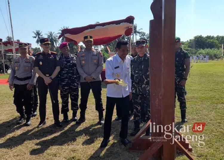 TMMD Tahap III di Kendal Resmi Dimulai, Sasar Pembangunan Jalan Sepanjang 650 Meter 25 Wakil Bupati Kendal, Benny Karnadi memukul gong sebagai simbol dibukanya TMMD Sengkuyung Tahap III Tahun 2026 di Desa Wonosari, Kecamatan Patebon, Rabu 15 Juli 2026. (Anik Kustiani/Lingkarjateng.id)