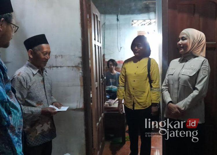 12 Tahun Terbaring Akibat Kecelakaan, Azis Dapat Bantuan Langsung dari Bupati Kendal 25 Bupati Kendal, Dyah Kartika Permanasari saat menyalurkan bantuan kepada warga disabilitas di Kelurahan Candiroto, Kecamatan Kendal, Sabtu 18 Juli 2026. (Anik Kustiani/Lingkarjateng.id)
