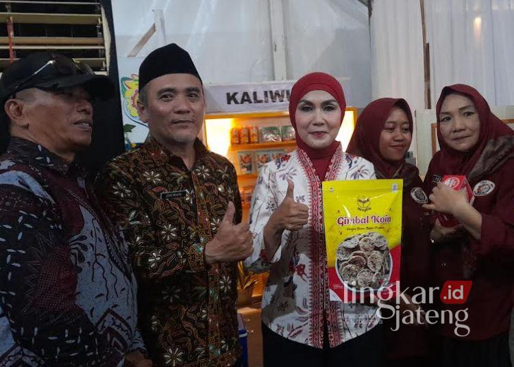 Stand Kecamatan Kaliwungu di Kendal Open Fair 2026 Dikunjungi Bupati, Dorong UMKM Naik Kelas 25 Camat Kaliwungu dan pelaku UMKM saat foto bersama dengan Bupati Kendal Dyah Kartika Permanasari saat pembukaan Kendal Open Fair 2026, Selasa 21 Juli 2026. (Anik Kustiani/Lingkarjateng.id)