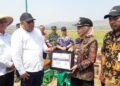 Antisipasi Kekeringan di Kendal, Kementan Gerak Cepat Turunkan Bantuan Pompa Air 36 Dirjen PSP Kementerian Pertanian, Andi Nur Alam Syah menyerahkan bantuan pompa untuk kelompok tani yang diterima Bupati Kendal, Dyah Kartika Permanasari di Dukuh Saren, Desa Sidomukti, Kecamatan Weleri, Kamis 30 Juli 2026. (Anik Kustiani/Lingkarjateng.id)