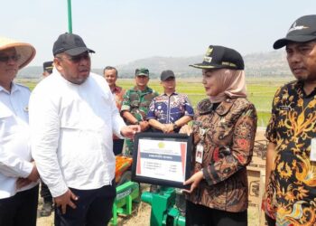 Dirjen PSP Kementerian Pertanian, Andi Nur Alam Syah menyerahkan bantuan pompa untuk kelompok tani yang diterima Bupati Kendal, Dyah Kartika Permanasari  di Dukuh Saren, Desa Sidomukti, Kecamatan Weleri, Kamis 30 Juli 2026. (Anik Kustiani/Lingkarjateng.id)