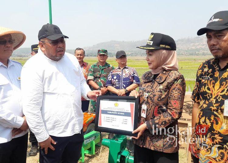 Antisipasi Kekeringan di Kendal, Kementan Gerak Cepat Turunkan Bantuan Pompa Air 25 Dirjen PSP Kementerian Pertanian, Andi Nur Alam Syah menyerahkan bantuan pompa untuk kelompok tani yang diterima Bupati Kendal, Dyah Kartika Permanasari di Dukuh Saren, Desa Sidomukti, Kecamatan Weleri, Kamis 30 Juli 2026. (Anik Kustiani/Lingkarjateng.id)