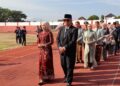 Kedatangan Bupati Kendal, Dyah Kartika Permanasari bersama rombongan di lokasi Upacara Hari Jadi ke-421 Kendal yakni Stadion Utama Kebondalem, Selasa 28 Juli 2026. (Anik Kustiani/Lingkarjateng.id)