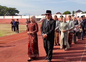 Kedatangan Bupati Kendal, Dyah Kartika Permanasari bersama rombongan di lokasi Upacara Hari Jadi ke-421 Kendal yakni Stadion Utama Kebondalem, Selasa 28 Juli 2026. (Anik Kustiani/Lingkarjateng.id)