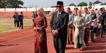Kedatangan Bupati Kendal, Dyah Kartika Permanasari bersama rombongan di lokasi Upacara Hari Jadi ke-421 Kendal yakni Stadion Utama Kebondalem, Selasa 28 Juli 2026. (Anik Kustiani/Lingkarjateng.id)