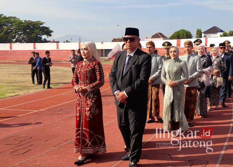 Kedatangan Bupati Kendal, Dyah Kartika Permanasari bersama rombongan di lokasi Upacara Hari Jadi ke-421 Kendal yakni Stadion Utama Kebondalem, Selasa 28 Juli 2026. (Anik Kustiani/Lingkarjateng.id)