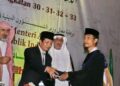Foto Mbah Riyan saat menerima penghargaan lulusan terbaik Lembaga Ilmu Pengetahuan Islam dan Arab (LIPIA) Jakarta angkatan 2013. (Dok. for Lingkarjateng.id)
