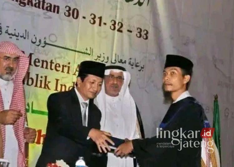Foto Mbah Riyan saat menerima penghargaan lulusan terbaik Lembaga Ilmu Pengetahuan Islam dan Arab (LIPIA) Jakarta angkatan 2013. (Dok. for Lingkarjateng.id)