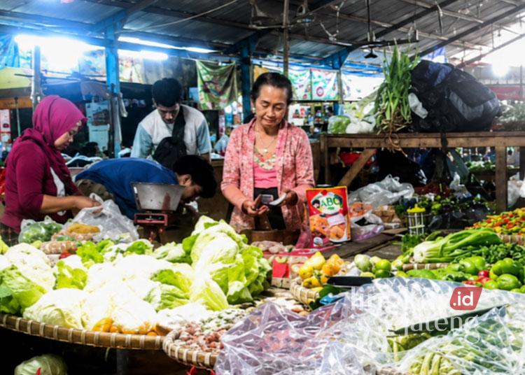 Pasokan Lancar, Harga Sayur di Pasar Tradisional Salatiga Relatif Stabil 25 Sejumlah pedagang Pasar Blauran Salatiga saat menunggu pembeli, Kamis, 2 Juli 2026. (Angga Rosa/Lingkarjateng.id)