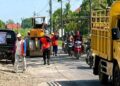 Sejumlah pekerja melakukan perbaikan jalan rusak di Kabupaten Pati. (Lingkarjateng.id)