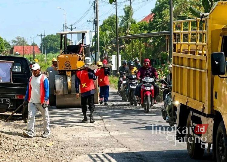 Sejumlah pekerja melakukan perbaikan jalan rusak di Kabupaten Pati. (Lingkarjateng.id)
