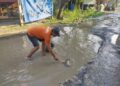Respons Aksi Warga, DPRD Pati Sebut Jalan Godo-Sinomwidodo Sudah Dianggarkan Rp2,5 M 31 Warga melakukan aksi protes jalan rusak di ruas Godo-Sinomwidodo dengan melepaskan ikan lele di kubangan air. (Dok. Lingkarjateng.id)