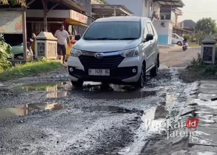 DPRD Pati Sebut Perbaikan Jalan Godo-Kropak Masih Dikaji, Target Masuk Anggaran 2027 25 Kendaraan roda empat melintasi jalan rusak di ruas Godo-Sinomwidodo. (Lingkarjateng.id)